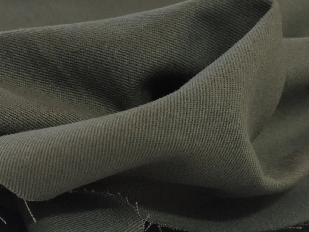 La Gabardina es un clásico atemporal, conocida por su tejido diagonal y alta resistencia. Es ideal para prendas que requieren estructura y durabilidad, como uniformes y chaquetas. Su acabado liso la hace perfecta para cualquier tipo de diseño.