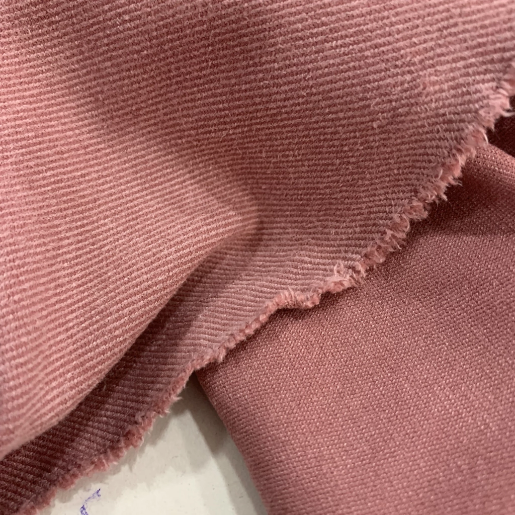 Versátil y robusta, la Sarga es una tela de gran resistencia con una textura diagonal distintiva. Es ideal para prendas de trabajo y uniformes que exigen durabilidad y comodidad. Su tejido permite una excelente transpirabilidad.